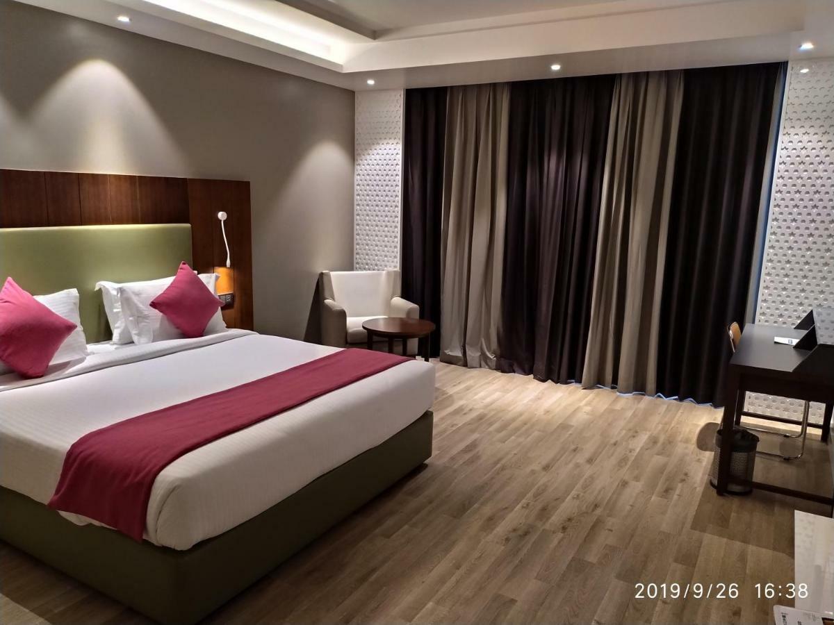 Tania President Inn Shirdi Esterno foto