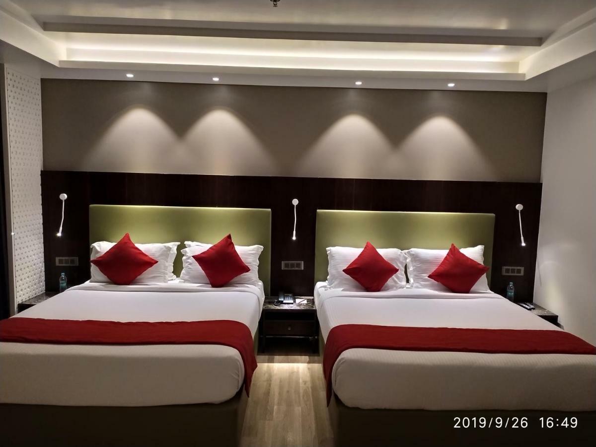 Tania President Inn Shirdi Esterno foto