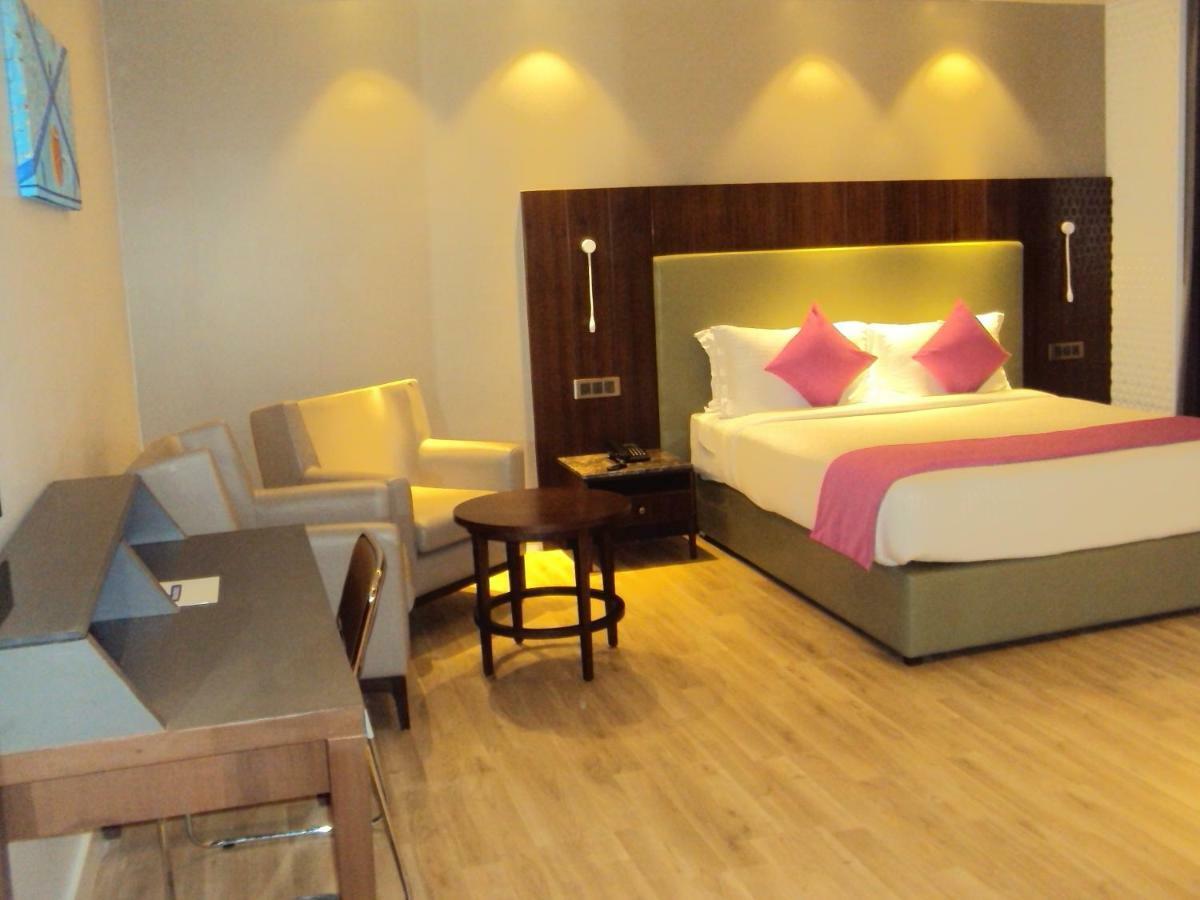 Tania President Inn Shirdi Esterno foto