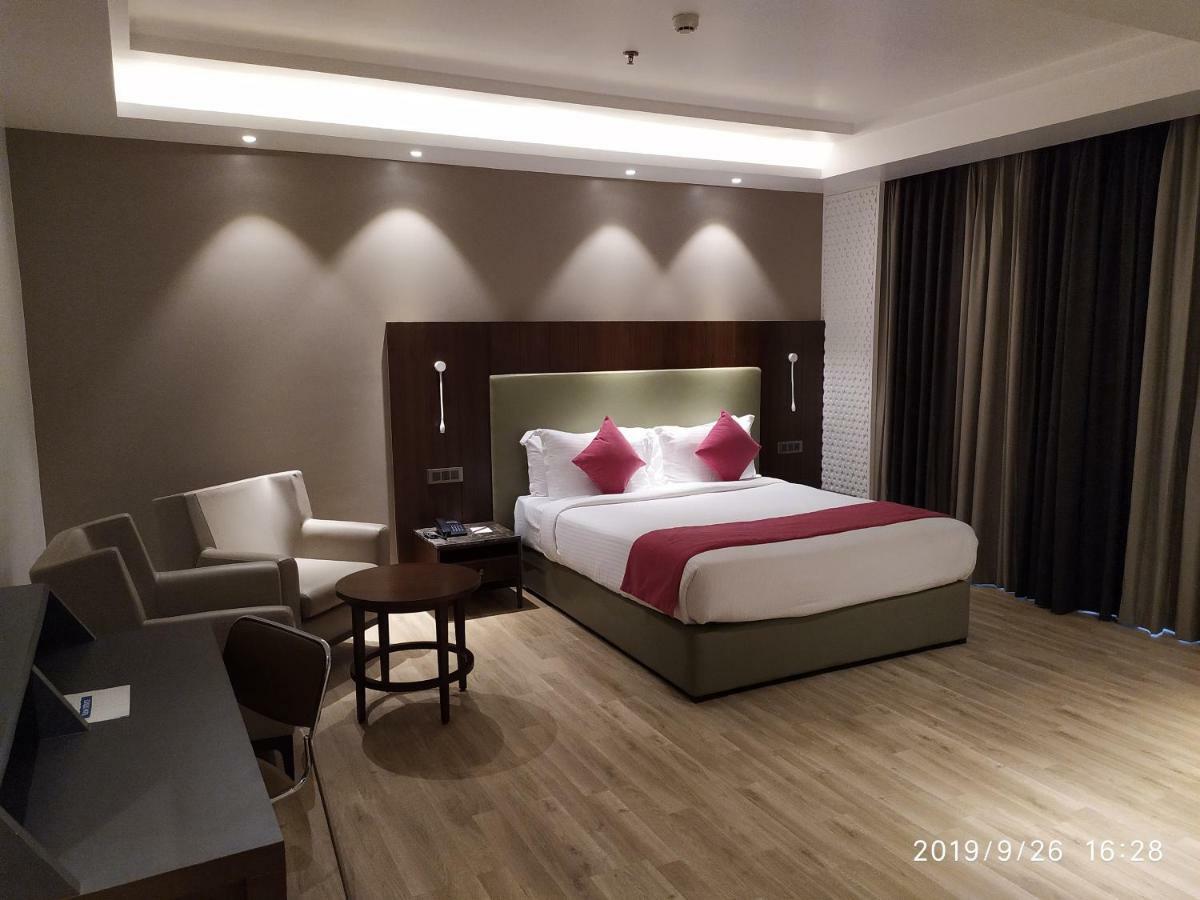 Tania President Inn Shirdi Esterno foto