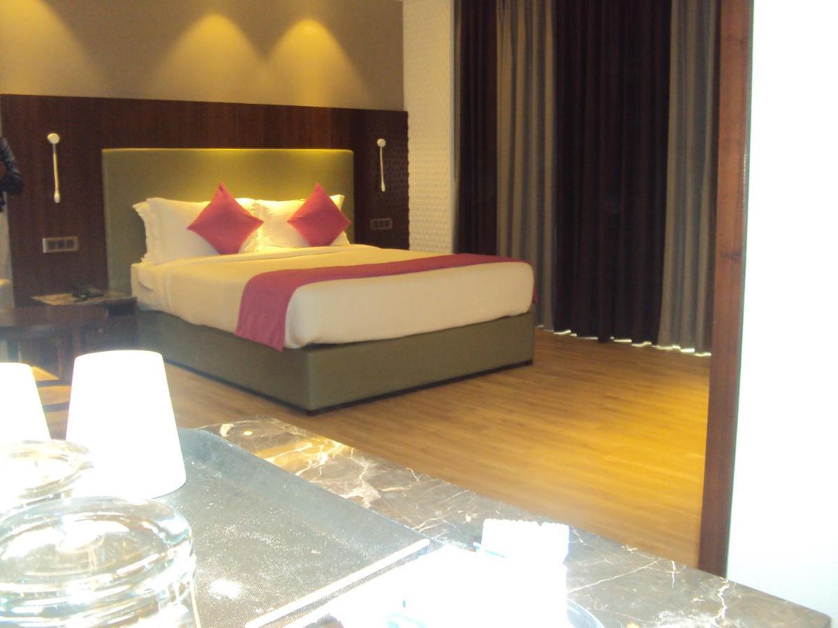 Tania President Inn Shirdi Esterno foto