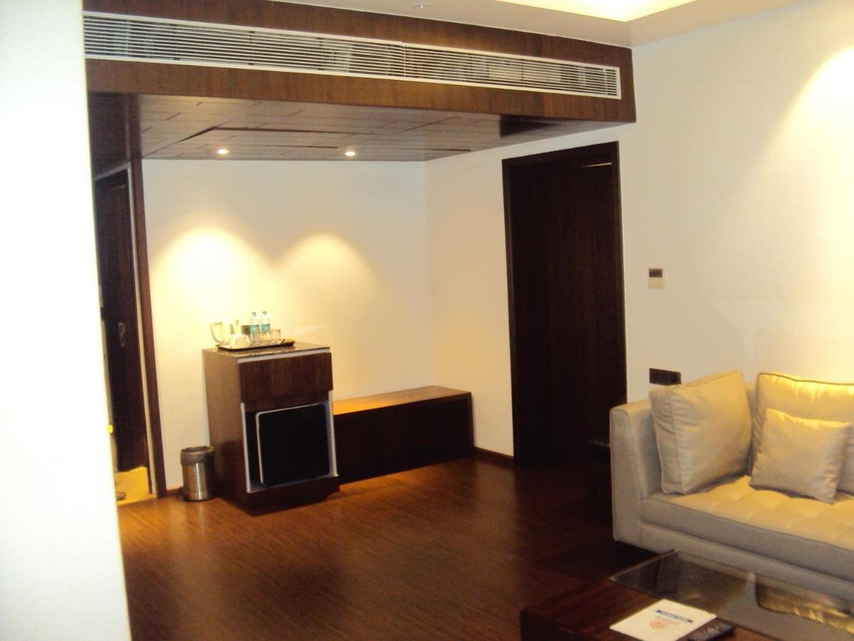 Tania President Inn Shirdi Esterno foto